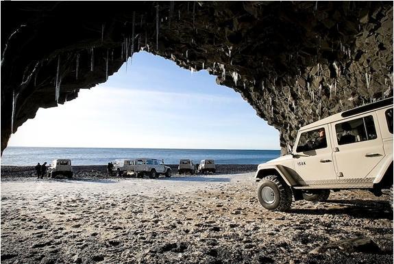 Land Rover Defenders на берегу Атлантического океана Land Rover Defenders на берегу Атлантического океана