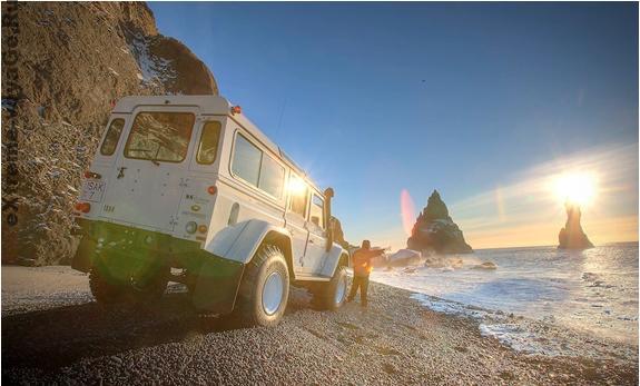 Внедорожник Land Rover Defenders и неземные виды Исландии Внедорожник Land Rover Defenders и неземные виды Исландии