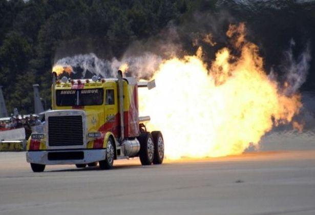 Экстремальный реактивный грузовик Peterbilt Semi: 605 км в час Экстремальный реактивный грузовик Peterbilt Semi: 605 км в час