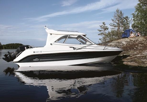 Катер и палатка на берегу Катер и палатка на берегу