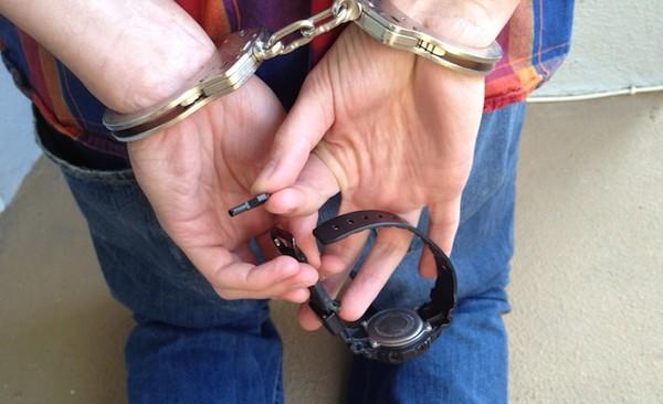 Вынимание ключа от наручников из A-K Band 