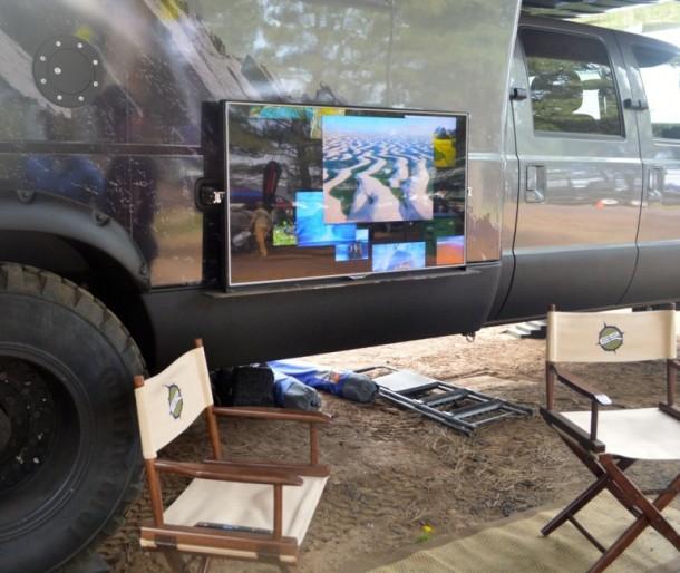 Телевизор в EarthRoamer XV-LTS можно выносить наружу Телевизор в EarthRoamer XV-LTS можно выносить наружу