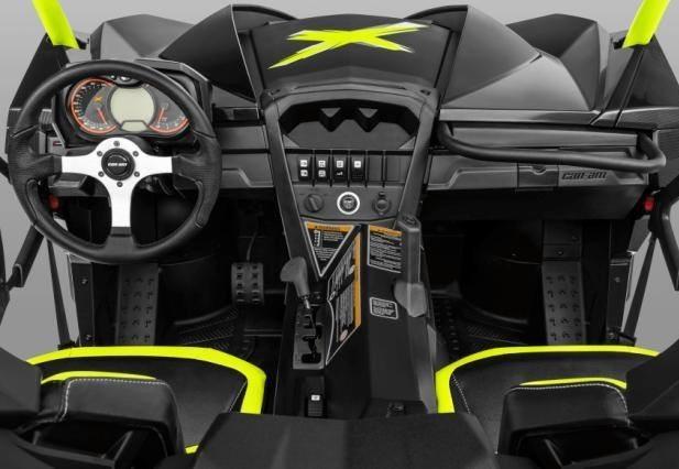 Управление в кабине Maverick X DS Turbo Управление в кабине Maverick X DS Turbo