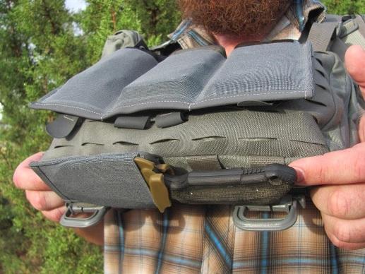 Крепление ножа снизу в сумке Heavy Recon Kit Bag Крепление ножа снизу в сумке Heavy Recon Kit Bag