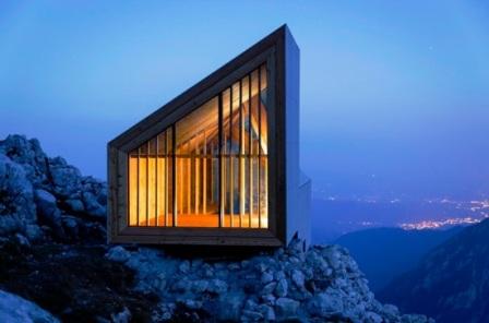 Горный приют Alpine Shelter Skuta стоит на обрыве Горный приют Alpine Shelter Skuta стоит на обрыве