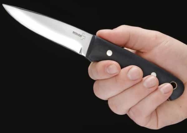 Нож для выживания Böker Plus Bushcraft Next Generation в руке Нож для выживания Böker Plus Bushcraft Next Generation в руке