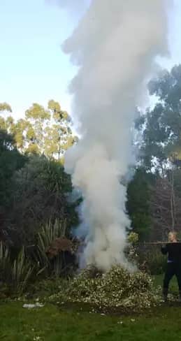 Как создать мощный сигнальный костер с дымом