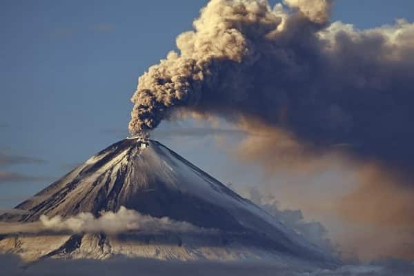 Выброс пепла на Камчатке на высоту 7 км