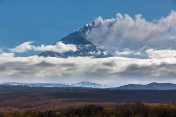 Вулкан Ключевской выбросил пепел на высоту 5000 метров