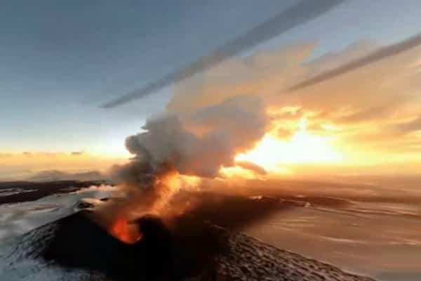 В России буянят вулканы: тройной пеплопад на Камчатке
