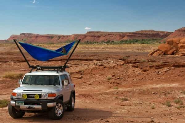 Гамак TrailNest устанавливается на крыше автомобиля Гамак TrailNest устанавливается на крыше автомобиля
