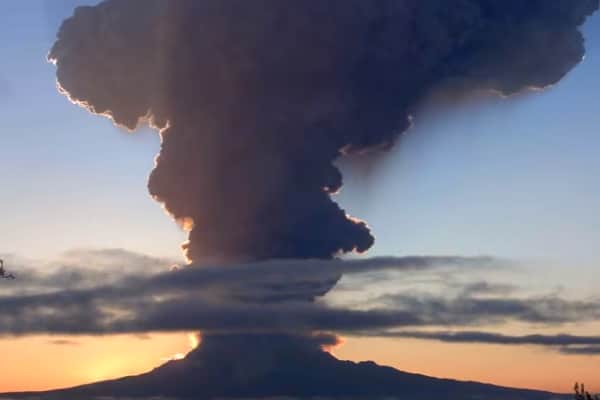 Сегодня вулканы засыпали поселки Камчатки пеплом: видео