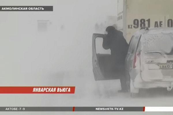 В Астане объявлен режим ЧС: снежная буря сбивает девочек